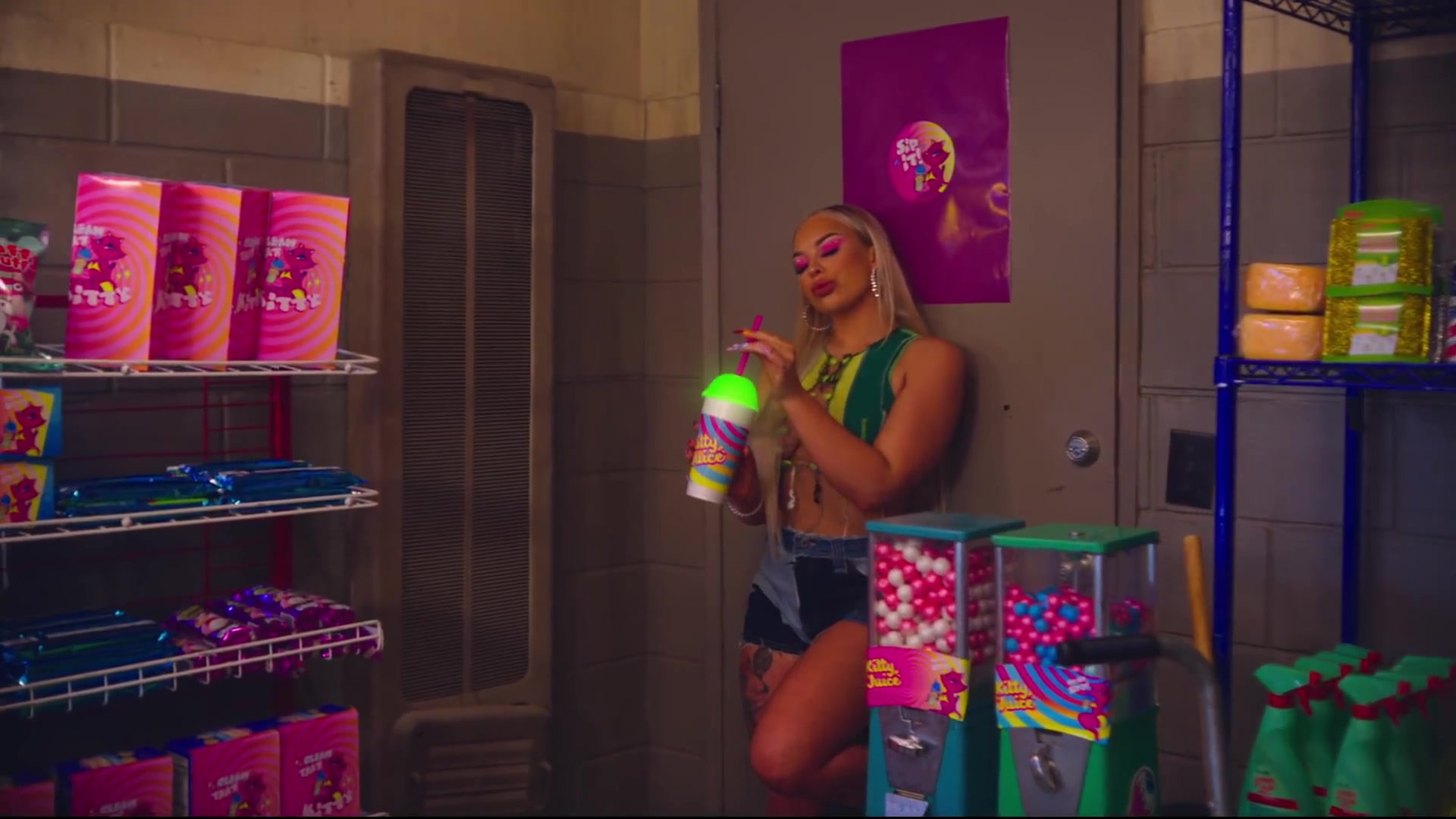 Iggy Azalea ft. Tyga - Sip It